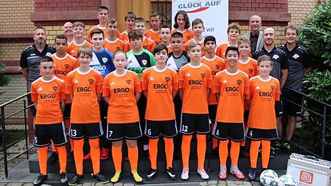 Hintere Reihe v. l.: Mathias Lack (WBG Glück Auf), Louis Sittel, Niclas Linz,
Bennett, König, Bent Ruthenbeck

Dritte Reihe v. l.: Matthias Sittel, Tyron Lewin, Luka Noel Rößler, Lukas Hegner,
Robert Zimmler, Luca Rosenkranz, Nils Rüdiger, Uwe Klinger (WBG Glück Auf)

Zweite Reihe v. l.: Abdulrahman Alasoud, Szymon Malak, Gill Meißner,
Thorben Neumerkel, Reza Tajik, Patrick Leopold,
Ronny Rieger (Trainer), André Fischer (Trainer)

Vordere Reihe v. l.: Erik Kögler, Maurice Linz, Chenoa Luck, Amirhan Schmidt,
Nick Fröbel, Felix Nguyen, Ole Seidel