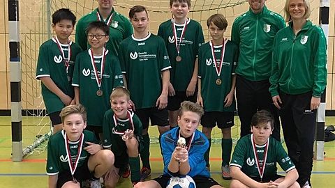 obere Reihe von links: Cong Minh Nguyen, Tony Long Ngoc Nguyen, Ludwig Geigenmüller (Trainer), Magnus Glawe, Niels Rohrberg, John Neise, Julius Nitzsche (Trainer), Antje Neise (Mannschaftsleiterin)

untere Reihe von links: Eric Fischer, Lukas Günther, Bela Görlitz, Petar Vasiliev