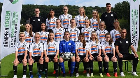 oben v.l.n.r.: Florian Bahl (Trainer), Leona Baran, Lorena Hofkens, Rome Helmus, Stella Marie Senk, Patrick Braun (Co-Trainer). Mitte v.l.n.r.: Paulina Filipowska, Nalan Güden, Lina Willemsen, Rieke Hofkens, Anna Herentrey, Celine Kempkes, Lea Schmelzer. Unten v.l.n.r.: Leonie Rexwinkel, Emily Guyens, Naomi Wörner, Anna Scholten, Loulou Tzanavarali, Mia Kanders, Lilly Reinsch und Teammanager Sven Rickes.
Es fehlen urlaubsbedingt: Anna Klucken, Mia von Kalben, Roksana Tyrka und Marline Jankowski.