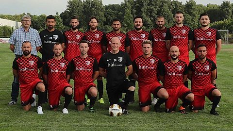 Foto:Royal
oben links: Heinz-Willi Reinartz, Khaled Hamdan Ali Khan, Niklas Prüter, Bünyamin Efe, Mustafa Hajrizi, Ramazan Alkan, Tim Hoffmann, Dominik Heinen, Gürkan Gül
unten links: Kerim Hizoglu, Dirk Hansen, Marius Prüter, Torben Fritzsche, Dorentin Kodralija, Yusuf Köksoy, Akin Selcuk