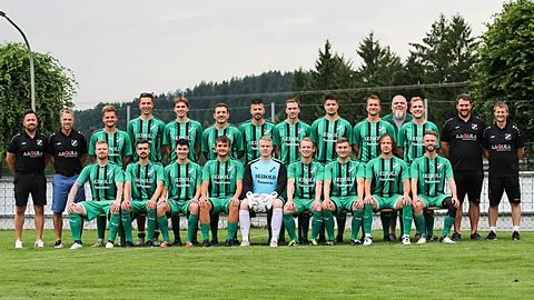 Stehend von links:
Sportlicher Leiter Alexander Wurzer, Trainer Markus Dengler, Co-Trainer Benedikt Kuchler, Elias Hellberg, Jonas Pöhn, Michael König, Martin Köck, Johannes König, Peter Hirtreiter, Christian Weiderer, Torwart-Trainer Johann Schuster, Maximilian Ernst, Michael Schuster, Franz Schlenz.
Sitzend von links:
Patrik Gabriel, Florian Weinberger, Jonas Schweikl, Maximilian Neumeier, Stefan Greipl, Michal Drazan, Christian Schneck, Alexander Weber, Matthias Janischewski