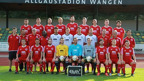 Vordere Reihe v.L.:
Jan Gleinser, Mario Villa Boa Duarte, Simon Wetzel, Moritz Birker, Julian Hinkel, Pirmin Barensteiner, Marian Breuling, Furkan Ata, Robert Magos
Mittlere Reihe v.L.:
Physio Alex Haas, Betreuer Vlado Saric, TS-Trainer Reinhold Weiler, Co-Trainer Seyni Diatta, Sergen Leyla, Thomas Maas, Marcel Maier, Patrick Fähnrich, Vorstand Jo Gambach, Betreuer Alios "Wiese" Weber, Trainer Florian Meffert
Hintere Reihe v.L.:
Florian Knapp, Alex Metzler, Holger Birk, Simon Lang, Kaan Basar, Yannick Huber, Franz Rädler, Simon Gries, Mikail Bulut
Es fehlen:
Luis Metzen, Petko Martinovic, Armin Rist, Peter Giraud, Okan Housein, Alexandros Nikolaidis, Armin Küchle