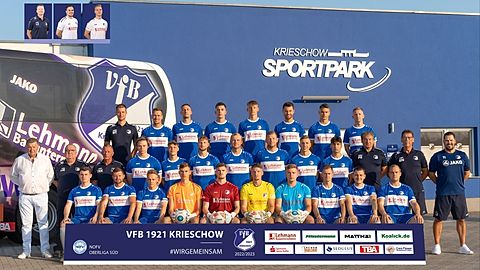 Obere Reihe von links: Max Renkwitz (Physiotherapeut), Martin Zurawsky, Erich Jeschke, Christoph Pauling, Luca Grimm, Florian Schmidt, Leon Scholze, Sergeii Semeniuk,
mittlere Reihe von links: Hans-Jörg Grafe (Präsident), Uwe Rössel (Busfahrer), Torsten Koal-Kattusch (Mannschaftsleiter), Kenny-Lion Lehmann, Lucas Rothe, Leo Felgenträger, Philipp Knechtel, Sven Konzack, Colin Raak, Maximilian Tesche, Frank Schweidler (Torwarttrainer) Benno Neupetsch (Betreuer), Toni Lempke (Trainer)
untere Reihe von links: Paul Pahlow, Tim Richter, Felix Geisler, Jeremy Große, Luca Graf, Fritz Pflug, Paul Weidemann, Martin Dahm, Tobias Gerstmann, Andy Hebler

Bild im Bild oben von links: Lars Zimmermann (Co-Trainer), Florian Bernhardt, Jonas Zickert
Nicht im Bild: Maurice Düvier (Physiotherapeut)