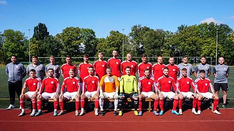 Stehend v.L.: Richard Kirchner (Trainer & Spieler), Lukas Bethmann (Co-Trainer & Spieler), Paul Reschke, Sebastian Kreutzberger, Elias-Marvin Güntzel, Gregor Kandetzki, Ronny Ruge, Jean Luca Bromund, Lenny Bethmann, Tim Rechenbach, Tim Bernecker, Eric Ives Pflanzner, Johannes Krumrey, David Gottwald


Sitzend v.L.: Elias Koslik, Daniel-Gheorghe Aciubotaritei, Franz Fiedler, William Thiebach, Michael Desens, Daniel Runk, David Oschmann, Nick Kirschnitzki, Pascal Keyßner, Henrik Dürrfeld


Es fehlen.: Daniel Gottwald, Erik Böttner, Jonas Martschoke, Lenni Pfeuffer, Marius Fiedler, Markus Ullrich