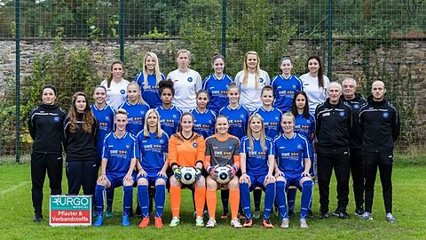 h.r.v.l.: Fabien Eichler, Nadin Markovic, Lena Kasprzyk, Lisa Grünbacher, Lena Trentl, Shanice Rapp, Carina Trautmann

m.r.v.l.: Stephanie Sonnek (Physio), Svenja Schaufelberger (Betreuerin), Kim Kiefer, Lea Essig, Sabrina Freymüller, Leyla Sakar, Melanie Fink, Celina Lienemann, Paula Zomant, Wilfried Trenkel (Trainer), Alfred Eiswirth (TW-Trainer), Christopher Dollt (Co-Trainer)

v.r.v.l.: Lisa Halm, Sandra Ernst, Anika Dosch, Melanie Döbke, Melissa Zweigner, Laura Bertsch

Es fehlen: Janita Rothermel, Franziska Spaderna, Maike Graf, Anna Rogèe, Tanja Bacher

Bild: GES