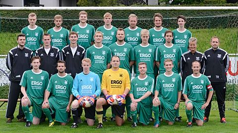 Oben (v.l.): Jonas Pottebaum, Pascal Sauf, Malte Hinrichs, Pascal Schweer, Markus Heckel, Emanuel Müller, Vincent Schlüter
Mitte (v.l.): Linus Heidemann, Marcel Schweer, Henrik Meyer zu Allendorf, Florian Meyer zu Allendorf, Christopher Zehn, Lukas Sundermann, Matthias Westermeyer, Betreuerin Petra Sundermann, Trainer Jens Tiemann-Gorny
Unten (v.l.): Michael Brüggemann, Tobias Rolf, Marcel Pope, Johannes Waack, Alexander Middendorf, Tarek Kösters, Matthias Grewe