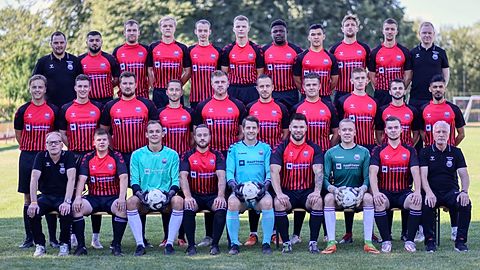 v.l.u. Heiko Beck, Jan-Philipp Schaper, Nils Witten, Niklas Bangert, David Schwellies, Dan Pachaly, Leif Jerrid Engels, Lukas Bolten, Andreas Schwellies
v.l.m.: Ole Mahlstedt, Timon Wolf, Jaris Paulsen, Erik Mahlstedt, Jan Hendrick Schröder, Mathis Becker, Simon Paulsen, Leif Hass, Simon Chionidis, Bahjat Saeed
v.l.o.: Torben Bernsodrf, Ahmet Keno, Lars Tokarski, Leon Zelewski, Fabian Albrecht, Mike Szerscien, Cyrelle P Pougoum, Sajad Parwani, Jan Raddatz, Leon Ramm, Niels Wendlandt