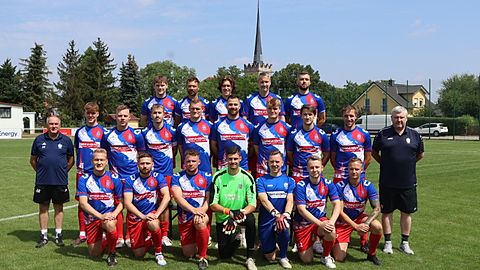 hintere Reihe (v.l.):Ben Gräfe, Christopher Thurau, Noah Glebe, Cedric Baum, Michael Brössel
mittlere Reihe (v.L.)Co-Trainer Andreas Rau, Paul Raabe, Frederik Brendel, Lennart Weiß, Elias Herr, Richard Büttner, Finn Wohlrabe, Julian Bloßfeld, Yannick Brendel, Betreuer Raimo John
vordere Reihe (V.L.) Patrick Gentzsch, Maurice Lungmuß, Roman Lehe, Justin Eichhorn, Robin Conrad, Paul Kröber, Andre Seefeld

auf dem Bild fehlen: Trainer Heiko Mittas, Kevin Gajek, Kaoa Kahlef, Felix Lipprandt, Kevin Weinreich, Max Blumert, Marcus Kühn, Luca Leib