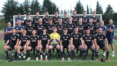 Unten von links: Luka Markes Meyer, Lennis Morten Ketelsen, Tobias Heinen, Leon Maiwald, Marlon Struß, Paul Sönnichsen, Dennis Böckmann, Marcel Brüns, Sebastian Fernandes Lomba(FIGO)
mitte von links: Teammanager: Jürgen Drescher(KIWI), Trainer: André Schmilewski(Ossy), Tizian Wilhelm, Dennis Kocken, Mika Großmann, Oke Aller, Maxhinrich Wesjohann, Maximilian Habrich, Dennis-Nikolai Rink, Trainer: Sven Maiwald, Teammanager: Volkmar Ivens, 
oben von links: Betreuer: Maik Buskohl, Marlon Pannhorst, Lars Ehler, Andre Schlawiedt, Justin Wilkens, Jason Otremba, Dean Brandes, Jano von Holten, Jonah Knaus