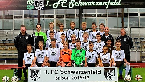 H.v.l.: Paul Tranitz (2), Luca Krakowczyk (17), Alois Bejera (21), Finn Grünauer (10), Kevin Neudorfer (9)
M.v.l.: Patrick Lache (TR), Florian Obermeier (Co-TR), Maximilian Zenger (16), Lucas Grundmann (3), Paul Weiß (15), Florian Baumer (14), Yassin Essaridi (8), Blend Jalal Ahmad (27), Matthias Kurz (AL), Tino König (Btr.)
V.v.l.: Benjamin Wolf (11), Kilian Müller (5/A), Denis Bejera (25/C), Andrea Beer (1), Kevin Kraus (12), Lukas Sebald (7), Thomas Grabinger (19/A), Leonid Scheffer (20)

Nicht auf dem Bild: Leandro König (13), Jonas Bejera (26), Jeremy Schmidt (K-TR.), Roland Rabus (Phy-Th.)
TR=Trainer, Co-TR=Co-Trainer, K-TR=Konditionstrainer, Phy-Th.=Physiotherapeut, AL=Abteilungsleiter, Btr.=Betreuer, C=Kapitän, A=Assistenzkapitän
Foto: Stefan Harmsen