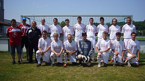 h.l.: Trainer Blech Claus, Abteilungsleiter Wiedemann Thomas, Dressenspender Dimi, Spranger Andreas, Englmeier Thomas, Springer Raphael, Strohmaier Mario, Schrott Daniel, Ghazi Imran, Hüttner Martin, Jakob Matthias
v.l.: Meindl Sebastian, Skibbe Andreas, Heigl Markus, Ebner Thomas, Sandweger Markus, Weindel Laurian, Geiger Tobias