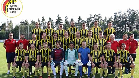 hi. Reihe v. li.: Valentin Schmidt, Markus Kraus, Patryk Bytomski, Johannes Wächter, Florian Träger, Dominik Sandner, David Dobmann

mi. Reihe v. li.: Florian Danninger (Betreuer),Roland Lang (Trainer), Maximilian Dippl, Alexander Dobmann, Christopher Fleischmann, Edgar Drat, Johannes Renner, Maximilian Kaufmann, Lukas Wiesnet, Johann Danninger (Abteilungsleiter) Roland Schreglmann (Sportlicher Leiter) Christian Simon (Betreuer)

vo. Reihe v. li.: Jonathan Hammermann, Benjamin König, Alexander Sparrer, Dominik Pautsch, Matthias Jahn, Thorsten Kindlein, Luis Bernet, Dominik Zawal, Marcel Herrmann