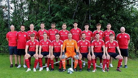 Stehend v. l. n. r.: Trainer Emmi Szimonovich, Betreuer Jonas Aust, Co-Spielertrainer Matthias Stockinger, Michael Scheer, Oliver Maier, Simon Prosteder, Elias Sommer, Benedikt Sigl, Simon Viertl, Martin Wenzl und Abteilungsleiter Bernhard Hofer.
Sitzend v. l. n. r.: Fabian Kölbl, Abteilungsleiter Stephan Spieleder, Kapitän Alexander Schwab-Killingseder, Torwart, Sebastian Binar, Marco Castorani, Peter Schwarzbauer und Maximilian Stallmeier.
Es Fehlen: Thomas Raster, Alexander Angerer, Julian Schwarzmann und Markus Stockinger.