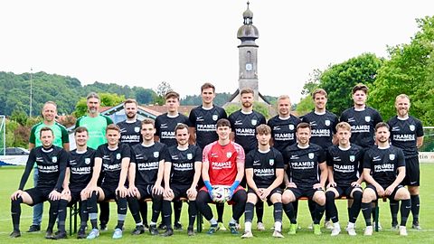 Neues Teamfoto: SC Vachendorf präsentiert den neuen Trikotsatz! Dank der großzügigen Unterstützung von Kraftfahrzeugtechnik Prambs läuft die erste Mannschaft des SC Vachendorf in der Saison 2025/2026 in brandneuen Puma Trikots auf. Ein großes Dankeschön an unseren Sponsor! 💚🤍#SCV #Panoramastadion #Teamgeist #NeueTrikots #SCVachendorf #11teamsport #puma