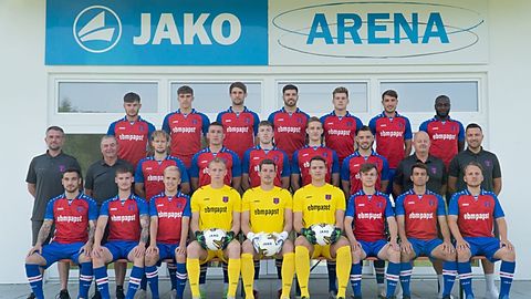 Verbandsliga Württemberg 2021/2022


hintere Reihe (v.l.):
Robin Dörner, Marius Uhl, Christoph Rohmer, Michael Kleinschrodt, Jonas Limbach, Manuel Hofmann (Co-Spielertrainer), Boris Nzuzi

mittlere Reihe (v.l.):

Markus Volpp (Torwarttrainer), Karlheinz Sprügel (Manager), Noah Krieger,  Arne Schülke, Mathias Hahn, Yannis Apfelbach, Hannes Scherer, Stefan Roth (Co-Trainer), Martin Kleinschrodt (Trainer)

vordere Reihe (v.l.):

Samuel Schmitt, Lorenz Minder, Philipp Volkert, Nils Leidenberger, Philipp Hörner, Justin Haun, Jakob Scheppach, Felix Limbach, Julian Henning