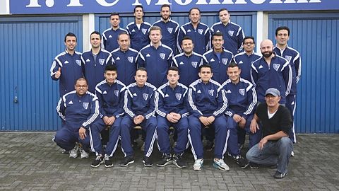 3. Reihe v.l.n.r: Ü. Can, M. Mastrosimone, K. Varicioglu, F. Omeirat, K. Schüller
2. Reihe v.l.n.r: E. Pekgöz (Trainer), M. Mallal, Z. Özer, K. Geilen, S. Omeirat, B. Saglam, M. Kariouh (Betreuer), S. Funghini, E. Türkoglu
1. Reihe v.l.n.r: H. Kariouh (Co-Trainer), I. Soylu, J. Aoudia, K. Mucuk, H. Azhare, F. Cinciano, H. Saglam (Betreuer)

Es fehlen: F. Yildirim, D. Esche, M. Özbay, S. Aydogan, K. Beydilli, D.-Alen Besic, R. Roenz, A. Engel