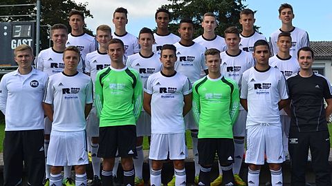 Oben: Madi Barnett, Luca Leber, Simon Ibo, Dennis Metzger, Alexander Koberitz, Sören Zehnle
Mitte: David Künzler, Leon Karman, Niklas Holderer, Yannick Lawson, Dennis Coric, Artur Minasan
Unten: Co-Trainer Frederick Karman, Tim Baumer, Marius Kissling, Dominik Sandor, Florentin Glockner, Sergen Secinti, Trainer Tobias Heckhausen
Es fehlen: Mirco Barella
