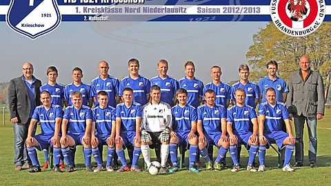 stehend von links: Christof Lehmann (Sportlicher Leiter), Steffen Teichmann, Sebastian Voigt, Ronny Dabow, Carsten Graske, Dittmar Jess, Lars Zimmermann, Christian Tschenz, Gino Fraedrich, Sven Brettschneider (Trainer), Bernd Parnitzke (Sponsor)

sitzend von links: Marcel Michling, Stefan Graske, Manuel Petras, Robin Giedow, Sven Wenzke, Philipp Thiemig, Alexander Seidler, Oliver Born, Marian Klauck

es fehlen: Marco Possinke, Jörn Hübner, Mathias Dabow (Neuzugang vom SV Werben)

Quelle: www.vfb-krieschow.de