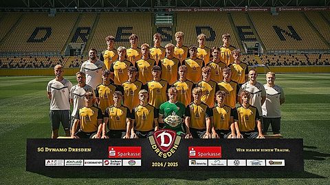 Untere Reihe v.l.n.r.: Fabius-Leander Göpfert, Julius Oehmichen, Quentin Grafe, Marlon Grafe, Lennox Eilke, Liam Heidler, Marc Fischer Zweite Reihe v.l.n.r.: Cheftrainer Sebastian König, Co-Trainer Heiko Plischke, Jonathan Geißler, Carl Gustav Möller, Simo Collins, Jakub Sokol, Cedric Tölg, Henrik Heße, Physiotherapeut Henry Anschütz, Athletik- und Rehatrainer Denny Ehrlich Dritte Reihe v.l.n.r.: Torwarttrainer Benjamin Kirsten, Oskar Ohnesorge, Vitek Kuta, Nicolas Meurer, Amer Ammar, Noah Wagner, Quentin Gandlau Obere Reihe v.l.n.r.: Felix Alschner, Friedrich Müller, Artur Willi Herrmann, Collin Förster, Bastian Kummerow, Jakob Zickler Es fehlen: Co-Trainer Christian Fröhlich, Mannschaftsleiter Ronny Lehmann, Physiotherapeut Richard Rauscher, Dmytro Bohdanov, Sebastian Hilger, Janis Schrumpf