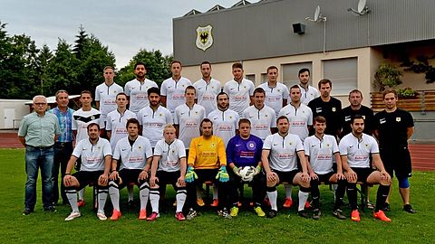 Hinten v.l. Kim Schroth, Aykut Karatas, Lukas Baumann, Stefan Müller, Ricardo Würtele, Christian Kalkof, Dimitri Schneidmiller
Mitte v.l. Peter Flaig (1. Vorstand), Reiner Merz (2. Vorstand), Danny Dewiwje, Martin Lotzwi, Rauand Ghafouri, Stefan Müllerthann, Alexander Kieckhäfen, Benjamin Geiger, Sebastian Kopp, Michael Würgler, Ingo Mehl (Trainer), Florian Schopp (Co-Trainer)
Sitzend v.l. Angelo Fernandez, Kevin Glaubach, Joshua Schroth, Sascha Nitsche, Stephan Maier, Jan Nagelpusch, Mirco Müller, Hadi Fakih

Es fehlen: Tobias Golenia, Philip Würtele, Pascal Husar, Dennis Krämer, Marcel Huber, Marcel Stegmüller