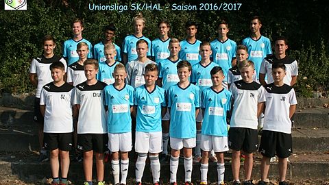 Hintere Reihe v.l.n.r.: Martin Gneuß, Arbaz Zafar, Richard Moritz Fleischer, Sebastian Zimmer, Lucas Manish Maeß, Constantin Hoffmann-Weber, Max Heinrich.
Mittlere Reihe v.l.n.r.: Florian Sieb (Trainer), Tim Hühne, Nico Rößler, Markus Friedrich Mecke, Vincent Jany, Lennard Junghänel, René Rath (Trainer).
Vordere Reihe v.l.n.r.: Alexander Bote, Marvin Doerks, Tom Kroll, Jonas Reißmann, Gentian Aliti, Richard Ron Monka, Arian Xhaka.

Bild: Jana Reißmann