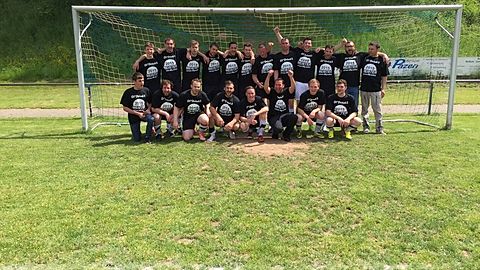 Meistertruppe 2015: obere Reihe v.l.:David "Gubi 2" Gubernator, Florian "Müller" Barzen,Jürgen "Jey-Ge-Doubleju" Große -Westhues, Philip "Abwehrass-Nachfolger" Klein, Philip "PP" Klein, Michael "Capitano" Stoffel, Jürgen "Beckich" Becker, Mario "Fussballgott" Heck, Joshua "Gubi" Gubernator, Dominik "Alonso" Weiland, Lukas "Trainerassistent" Laudwein, Nico "?" Theisen. untere Reihe v.l. Sebastian "Sponi" Sponholz, Johannes "Schlössinho" Schlösser, Matthias "Bomber" Quare, Kevin "Ossi" Ebermann, Benedikt "Meistertrainer" Loos, Christian "Meistertrainer" Richter, Kevin "Kev" Thiesen, Christoph "hat noch keinen Spitznamen" Stoffel. es fehlen: Thorsten "Titti" Richter und Michael "Tucker" Thul sowie viele weiteren Personen und Spielern ohne die es diesen Erfolg nicht gegeben hätte. Danke an alle!!!!
