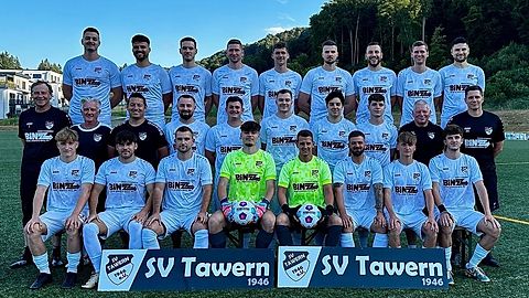 Obere Reihe (v. l. n. r.): Niklas Wenner, Nico Kirch, Pascal Hurth, Fabian Weber, Dennis Weber, Pascal Kirch, Pascal Güth, Tobias Düpre, Johannes Weber
Mittlere Reihe (v. l. n. r.): Co-Trainer Sascha Hellwig, Betreuer Mike Sinner, Trainer Steve Birtz, Idris Lataev, Nils Noner, Tristan Reger, Liam Vella, Louis Linden, Co-Trainer Ralf Elteste, Co-Trainer Rene Gerhards
Untere Reihe (v. l. n. r.): Leo Simons, Marco Ihl, Kai Peters, Ben Hellwig, Jonas Krista, Ken Lippert, Dennis Reiss, Paul Weirich