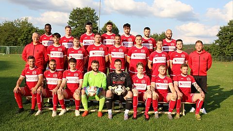 Hintere Reihe v.l.n.r.: Sekou Keita, Dennis Küpper, Cedric Kratz, Fabrice Stallzus, Luca Althausen, Michael Denneborg, Dominik Britz.

Mittlere Reihe v.l.n.r.: Guido Mertens (sportlicher Leiter), Leon Radschibajev, Andre´ Beaujean, Mirco Mertens, Jens Honnef, Kai Richardt, Tom Lengersdorf, Andreas Wiedenau, Mirko Lepartz.

Vordere Reihe v.l.n.r.: Tobias Hoss, Daniel Kesseler, Tim de Jong, Lukas Floß, Tom Nitschke, Niklas Eßer, Oliver Kröll und Sven Lepartz.

Es fehlen: Nico Hohn, Torsten Flimm und Marcus Georgi (alle Trainer), Johannes Simons, Moritz Zinken und Matti Benden.