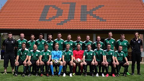 Hintere Reihe v.l.: Spielleiter Tobias Eckner, Sebastian Taylor, Joachim Gerngroß, Jürgen Schmidpeter, Thomas Engelmann, Stefan Schmidt, Daniel Michel, Maximilian Marx, Maximilian Stude, Michael Kobras, Christian Kraus, Markus Heinloth, Spielleiter Kim Franke
Vordere Reihe v.l.: Max Löw, Andreas Heinloth, Carsten Sprenger, Florian Hollweck, Christian Luft, Simon Straubmeier, Christoph Brandl, Oliver Beck, Nico Jarczak, Stefan Muschaweck