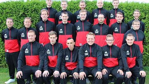 BV Kneheim - Saison 2017/18. Hintere Reihe (von links): Paul-Luca Kramer, Tobias Blömer, Dirk Hömmen, Simon Meyer, Hannes Fresenborg. Mittlere Reihe (von links): Oliver Anneken, Frank Möller, Andreas Nordmann, Arne Wewer, Lukas Osterloh, Jan Westerhoff, Heinz Vaske, Michael Backhaus, Markus Willen. Vordere Reihe (von links): Christoph Schumacher, Hendrik Haker, Alexandru Enache, Lukas Burrichter, Steffen Hömmen, Matthias Grönheim.