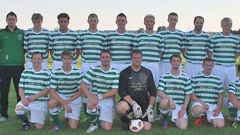 Stehend v.l.: Betreuer Mario Horeis, Niklas Hinck, Jannik Hardekopf, Timo Horeis, Tim Schlobohm, Patrick Mentz, Hendrik Mahler, Stefan Kutzinski, Christian Preisinger, Jendrik Gerdts, Nils Köllner, Trainer Thomas Flemming.
Kniend v.l.: Stefan Hinck, Jannis Borchert, Michael Otto, Benjamin Maire, Hendrik Vagts, Nils Erdmann, Marvin von Holten.