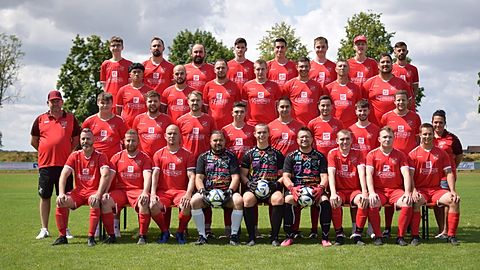 unten v. l. Tom Girke, Stefan Häusler, Micha Hies, Marko Theil, Elias Murrer, TW-Trainer Klaus Altmann, Leon Schäfer, Florian Wallner und Simon Betz zweite Reihe v.l. Vorstand Heinz Hahn, Leon Hallermeier, Max Schneider, Manu Wagner, David Büttner, Patrick Schneider, 1. Abteilungsleiter Stefan Kastl, Sebastian Betz, Spielertrainer Daniel Ertl und Sportliche Leiterin Uschi Büttner dritte Reihe v.l. Adison Weinzierl, Lukasz Stepien, Christian Dengler, Flo Wax, Fabian Baumann, Dirk Büttner und David Jolic letzte Reihe v.l. Sebastian Muhr, Fabi Leibl, Manu Leibl, Sergiu Tarca, Elias Schäfer, Lukas Kappelmeier, Bogdan Lazar und Oli Beica Es fehlen: 2. AL Christian Schiller, 2. Vorstand Martin Gebhardt, Michi Schneider, Markus Bugl, Fabian Obermeier, Stefan Späth, Michael Späth, Christian Peter, Michael Spanfelner, Basti Käufl, Andi Schano, Johannes Müller, Tobi Seubert, Chris Gütlhuber, Michael Kieslinger, Raphael Hirtreiter, Philipp Koller, Stefan Scherm, Alex Scholz und Uli Scherübl