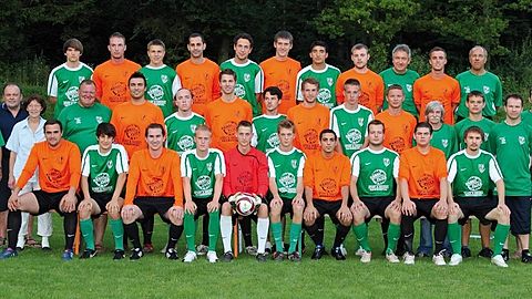 Hinten v.l.: Reichenthaler, Horsch, M. Schahn, Örum, J. Hanke, T. Brand, Wehrmarker, Daske, TW-Trainer Jürgen Hanke, Burmester, Co-Trainer G. Schahn.
Mitte v.l.: 2. Vors. Maier, 1. Vors. Dussel, Dr. H. Brand, Betr. M. Wolz, Geiss, Böhm, Leuftink, Eichhorn, Marten, Jungbluth, Placzek, Betr. Pachl, Pressewart K. Bähr, Trainer Sauter, SpA Vors. Sasa Balen, Abtltr. R. Bähr.
Vorne v.l.: Abmayer, Feuchter, Bausch, Schäpe, Barth, J. Müller, Giannopoulos, Weritz, Bode, Seib.     Foto: Pfeifer