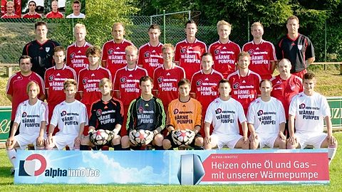 Hintere Reihe von links: TW-Trainer Matthias Kellner, Thorsten Weiß, Jochen Hollfelder, Andreas Fink, Alexander Fuchs, Florian Stenglein, David Schwarz, Trainer Heiko Gröger  -  Mittlere Reihe von links: Fußballabteilungsleiter Mesut Kimiz, Martin Taschner, Michael Fuchs, Michael Taschner, Markus Taschner, Dominik Schorn, Johannes Eberlein, Physio Eftal Aydin  -  Vordere Reihe von links: Marco Hillemeier, Philipp Schmidt, Daniel Freiberger, Tobias Löhrlein, Sebastian Eck, Alexander Sack, Jürgen Pfister, Dominik Hösch  -  Portraitfotos oben von links: Jan Ballmert, Daniel Heißenstein, Co-Trainer Heiko Richter, Johannes Veth