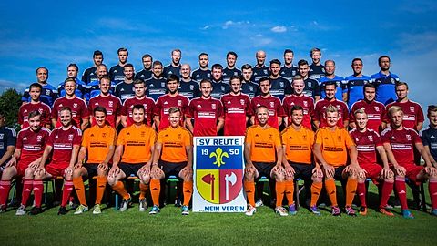 Vierte Reihe von links: Ivan Lovric, Johannes Thoma, Philipp Olschewski, David Thoma, Maximilian Heß, Lenz Fischinger, Marcel Stärk, Andreas Weber, Max Schmidberger.
Dritte Reihe von links: Vorstand Öffentlichkeitsarbeit Josef Lorinser, Betreuer Marius Nann, 2.Vorsitzender Hubert Gärtner, Niklas Maucher, Andreas Nägele, Benjamin Gärtner, Sven Patent, Felix Ackermann, Patrik Steinhart, Co-Trainer Hardi Kreutzberg, Trainer Sven Sürgand, Vorstand sportl.Leitung Matthias Ortner.
Zweite Reihe von links: Markus Fischbach, Dennis Sauer, Patrick Bentele, Julian Madlener, Johannes Freßle, Jonas Schanne, Fabian Harfmann, René Sauter, Janik Patent, Martin Bosch, Patrick Niedermaier, Robin Reuter.
Erste Reihe von links: Sobhi Al Taataa, Patrick Schneider, Manfred Miller, Marc Bohner, David Gerecke, Jacob Schuhmacher, Heiko Leippert, Sven Paskowski, Julian Maucher, Matthias Harfmann, Florian Pahn, Lukas Eisele.