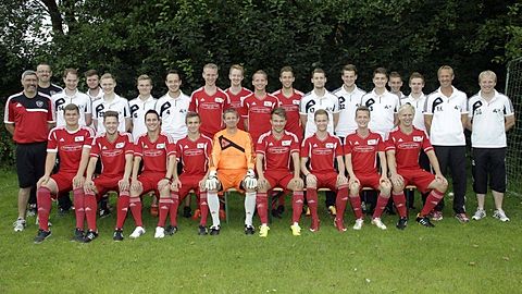 Hinten von links: R. Weihs (Co-Trainer), T. Schmedes, J. Gerdes, F. Suing, M. Middelkamp, T. Stärk, F. Droste, M. Straßburg, P Pundsack, S. Bothe, H. Freese, J. Sündermann, N. Buchmann, D. Machtemes, F. Vornhusen, F. Schumacher, M. Kerber (Trainer) O. Gelhaus (Betreuer).
Vorne von links: A. Lux, C. Wellmann, L. Mählmann, A. Lorenz, J. Varelmann, D. kleine Lamping, S. Plump, U. Börgerding, M. Hölscher. Es fehlen:  C. Tepe, O. Schickling, T. Schaffrina. Foto: E. Schikora