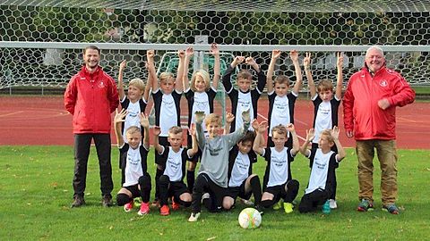 Vordere Reihe v.l.n.r.:Arne Noack, Nils Fritz, Lennard Winkler, Mateo Franko, Mattis Zinecker, Jonas Lewin

Hintere Reihe v.l.n.r.: Kai Zinecker ( Trainer ), Emil Kühne, Luca Ehrhardt, Joris Pabst, Gabriel Deckert, Gustav Freyburg, Fabian Weih, Andreas Ender ( Sponsor )