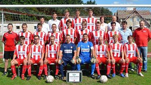 h. v. l. Mannschaftsleiter A. Ludley, Betreuer P. Richter, L. Hillebrand, B. Richter, M. Hillebrand, med. Betreuerin C. Zander, Betreuer F. Krauß
m. v. l. Trainer St. Kohnert, H. Reiß, M. Fiala, A. Steiner, P. Bischoff, M. Seeger, B. Hampel, S. Müller, Sponsor J. Schäfer, Abt.-Leiter F. Heise
v. v. l. B. Schenk, J. Schulz, H. Peeck, N. Kohnert, C. Heede, M. Liebmann, M. Zwetzschke, A. Apitzsch
Es fehlen: Co-Trainer L. Foltan, P. Disselhoff, M. Miertzschke, A. Müller