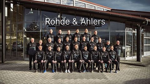 Mannschaftsbild beim Hauptsponsor Mercedes - Benz / Rohde &amp; Ahlers OHG .