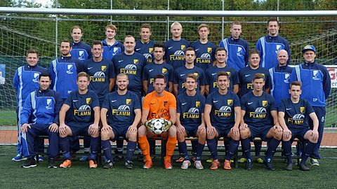 Hintere Reihe v.l.n.r.: René Becher, Denis Antweiler, Manuel Marks, Andreas Wallmann, Arnold Krecker, Thomas Moll, Erhard Roth
Mittlere Reihe v.l.n.r.: Trainer Fabian Förster, Ansgar Strauß, Dennis Giesen, Nico Keyser, Sebastian Pack, Julian Durau, Konstantin Rempel, Marc Lang, Betreuer Dimitri Rempel, Chrstian Pack
Vordere Reihe v.l.n.r.: Nick Großberndt, Andreas Boller, Wim Wirths, Kevin Giesen, Lucas Keyser, Philip Hoffmann, Pascal Seeberger, Fabian Reitmeister
Es fehlen: Co-Trainer Francesco Parma, Sven Schuster, Manuel Stöcker, Sven Stöcker, Robin Freyer, Dennis Fröhling, Nicolas Seinsche, Robin Ohl, Martin Grumbt