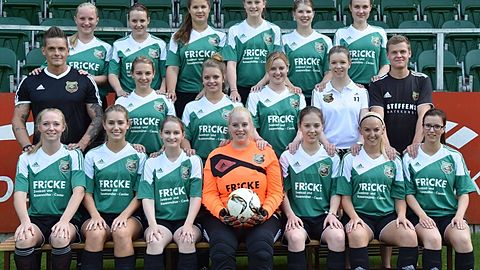 Das ist der Kader der zweiten Damenmannschaft des Heeslinger SC für die Saison 2016/2017.
Vorne von links: Ingrid Speestra, Mareike Dubbels, Mandy Böschen, Jenny Peper, Franka Kruse, Doreen Brünjes, Celine Müller.
Mitte von links: Michael Helmdach (Trainer), Janika Brinkmann, Wenke Hoeland, Annika Albers, Wienke Setzer, Bennet Becker (Co-Trainer).
Hinten von links: Anja Albers, Melissa Fedderke, Alena Vahjen, Simone Beckmann, Carina Albers, Wiebke Bruns.