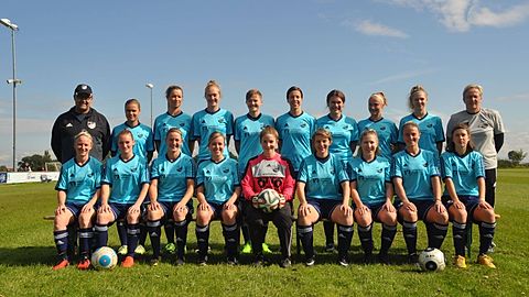 Hinten von links: Co-Trainer Eckhard Lohmann, Teresa Beine, Saskia Fuhrmann, Ann-Christin Kruse, Jana Wörmann, Claudia Bosse, Johanna Jachmann, Lea Notthoff, Noa Lohrmann und Trainerin Heike Kinder.

Vorne von links: Maike Teepker, Anne Schiefer, Laura Lückebergfeld, Kim Ebke, Laura Carlina Blißenbach, Claire Mallon, Maike Hackmann, Geesje Neuhaus und Merit Böger.

Es fehlen: Co-Trainerin Katharina Groenhagen, Teammanager Ralph Struck, Anke Brinkmann, Corinna Maistrak, Weysa Sall und Sandy Wilke.