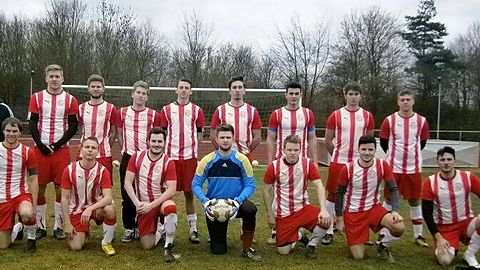 Mannschaftsfoto Rot-Weiß Lessenich Saison 2013/2014

untere Reihe: Daniel W., Basti S., Andy S., Jens G., Markus K., Niklas St., Daniel F.
obere Reihe: Boban M., Johannes W., Ingo G., Sebastian M., Niklas B., Vadim M., Giuseppe Gr., Kai M., Arthur S.

Es fehlen: Tobi F., Simon G., Jannik S.,