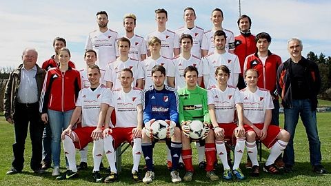 Hintere Reihe: v.l. Dominik Dombrowski, Patrick Weiss, Franz Eigenstetter, Daniel Forster, Kapitän Rudi Maier, Torwart-Trainer Christian Gammel

Mittlere Reihe: v.l. Vorstand Martin Hohenester, Stefan Hohenester, Physiotherapeutin Betty Ballmann, Tobi Nitzl, Christoph Holland, Thomas Frankl, Stefan Reithmeier, Anton Ivanica, Abteilungsleiter Toni Hohenester, Georg Sittenauer

Vordere Reihe: v.l. Thomas Hoffmann, Michael Hohenester, Stefan Hoffmann, Michael Kindsmüller, Bernhard Meyer, Julian Stahn