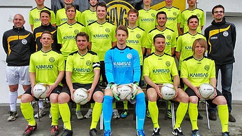 hintere Reihe v.li.: Fabian Viefhaus, Karsten Auner, Markus Böhm, Christoph Emmert, Yannick Frei, Claudiu-Florin Negraru
mittlere Reihe v.li.: Trainer Florian Wurster, Co-Trainer Martin Felser, Florian Guthmann, Max Dünkel, Matthias Walter, Dimitrios Theofilou, Juri Kolodi, Spieltagsleiter/Betreuer Sven Mühlsteff
vordere Reihe v.li.: Fabrizio Zaccaria, Kapitän Nikolai Bär, Tobias Döcke, Dimitrios Theofilou, Matthias Scherl

Foto: SpVgg Bayreuth