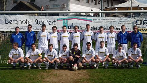 Hintere Reihe v. li.: Spranger Michael, Schäfer Patrick, Biller Sebastian, Stiglmeier Christian, Trainer Wiedemann Patrick, Biller Benedikt, Angermann Robert, Falter Roland, Wagner Michael, Kraus Matthias, Loibl Benjamin;
Vordere Reihe v. li.: Biller Georg, Kapitän Pfeffer Michael, Weber Alexander, Dilger Florian, Stieglmeier Jürgen, Stoiber Armin, Schwindl Josef, Krieger Richard, Baumann Alexander.