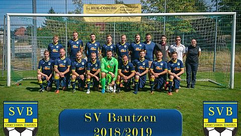 h.l. Jürgen Jaufmann, Merlin Däbler, Michael Schober, Nico Mirzwa, Stanley Schulz, Sebastian Schütze, Florian Otto, Torsten Jockusch, Marcel Pietsch (TR), Claudia Keil (ML)
v.l. Adrian-Finn Stolle, Robin Mirzwa, Henry Richter, David Münzberg, Patrick Schwede, Silvio Nasser, Ronny Kalich (C), Alexander Becker, Thomas Rogoll