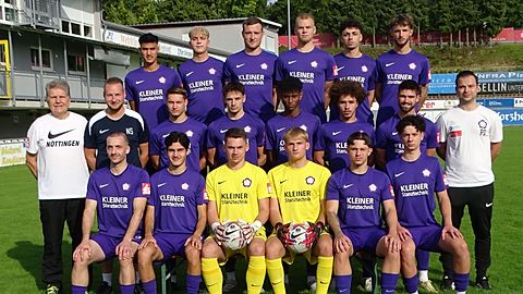 obere Reihe von links: Kittiphat Intarawicha, Phil-Henry Stößer, Nick Stöhrer, Leopold Dörflinger, Emre Zengin, David Benz
mittlere Reuhe von links: Ralf Möhle (Teammanager), Nicolas Schmidt (Trainer), Levi Kleinhans, Dennis Ganzhorn, Jonathan Yilma, Joshua Scheuermann, Ken Hoffmann (Co-Trainer), Patrick Dürr (Mannschaftsbetreuer)
untere Reihe von links: Jakob Holz, Tufan Can, Maxim Cullmann, Luca Gröninger, Maksimilian Zaytsev, Illia Zereda
Auf dem Bild fehlen: Levin Akgöz und Tim Bischoff