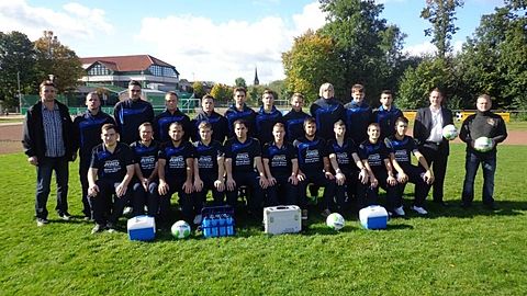 Von oben links: Trainer Jörg Schütz, Fabian Eberhardt, Steven Schütz, Dominik Jung, Dan Tooten, Patrick Bönig, Nico Kornfeld, Stefan Schulz, Mike Claaßen, Patrick Votruba, Ylber Konjuhi, Sponsor Marcel Braun, 1.Vorsitzender Jürgen Tooten
Von unten links: Moritz Roggendorf, Phillip Goergen, Senad Plavci, Robin Janßen, Andreas Maaß, Fabian Haß, Amet Karakas, Björn Bauth, Nico Goergen, Daniel Tönnis