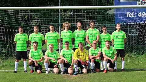 hintere Reihe v.l. Oliver Isensee, Ronny Geißenhöhner, Stevie Stahl, Jonathan Schmidt, Jan Wagner, Tim Pfeiffer, Julian Plate, Holger Weiß
vordere Reihe v.l. Asef Akbari, Marvin Wagner, Adrian Gögel, Mario Daeche, Niclas Tauchert